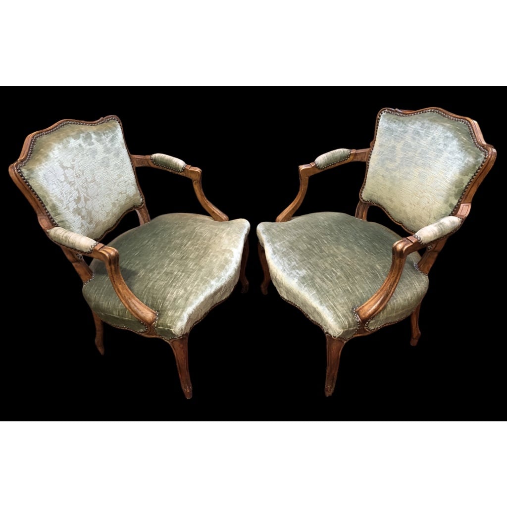 Paire de fauteuils à coiffer de style Louis XV à dossier cabriolet de forme chantournée en hêtre mouluré. | Biron 