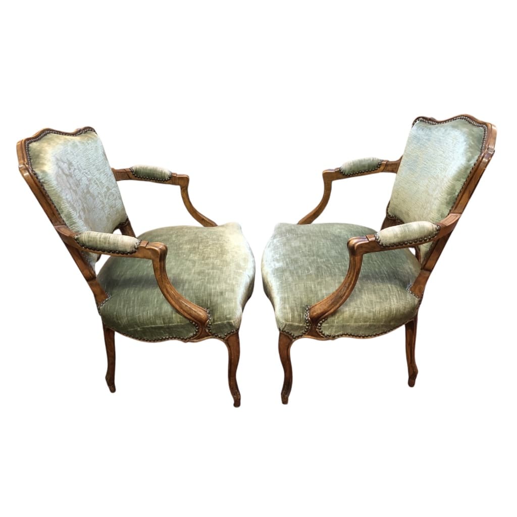 Paire de fauteuils à coiffer de style Louis XV à dossier cabriolet de forme chantournée en hêtre mouluré. | Biron 