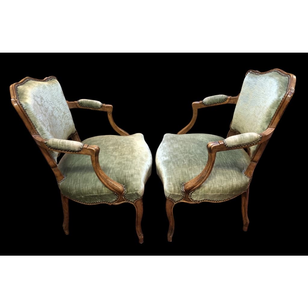 Paire de fauteuils à coiffer de style Louis XV à dossier cabriolet de forme chantournée en hêtre mouluré. | Biron 