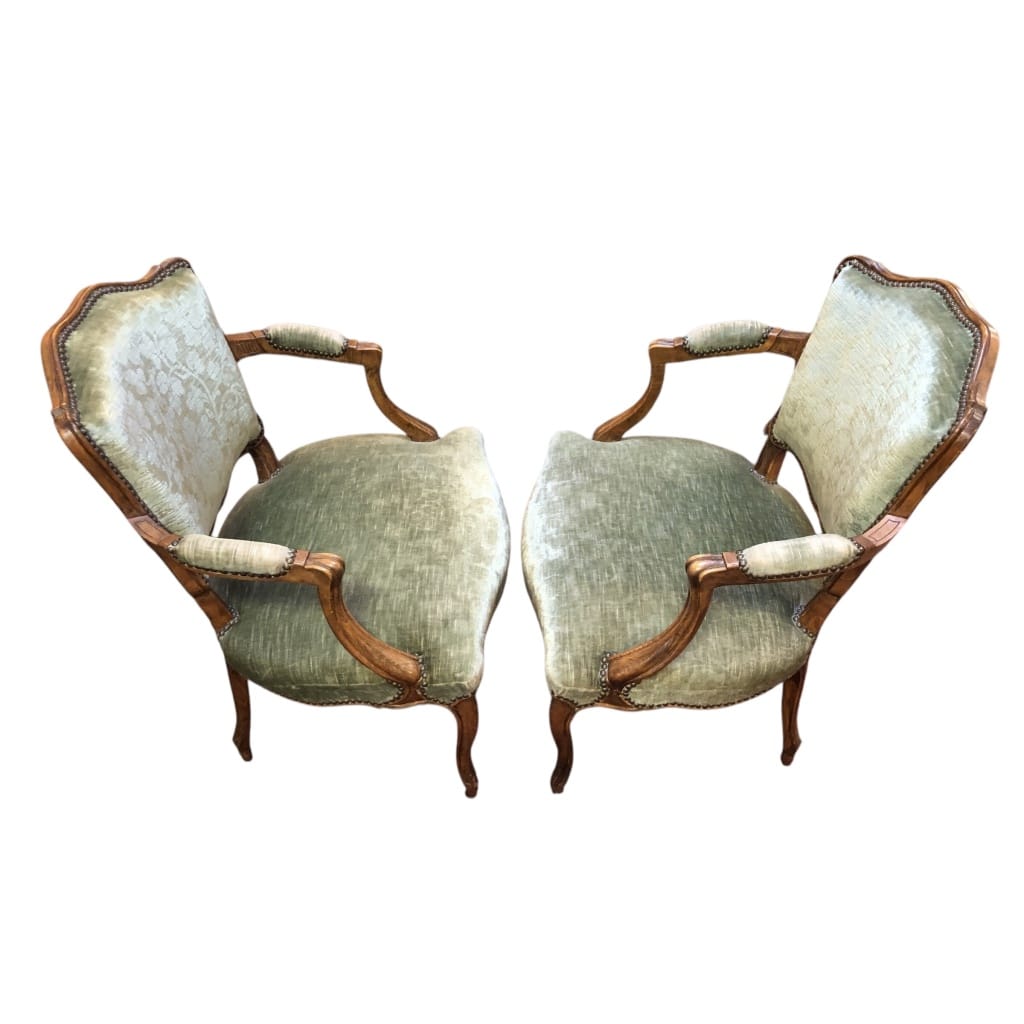 Paire de fauteuils à coiffer de style Louis XV à dossier cabriolet de forme chantournée en hêtre mouluré. | Biron 