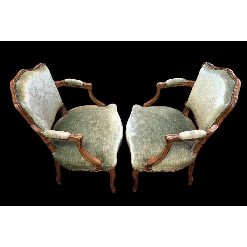 Paire de fauteuils à coiffer de style Louis XV à dossier cabriolet de forme chantournée en hêtre mouluré. | Biron 