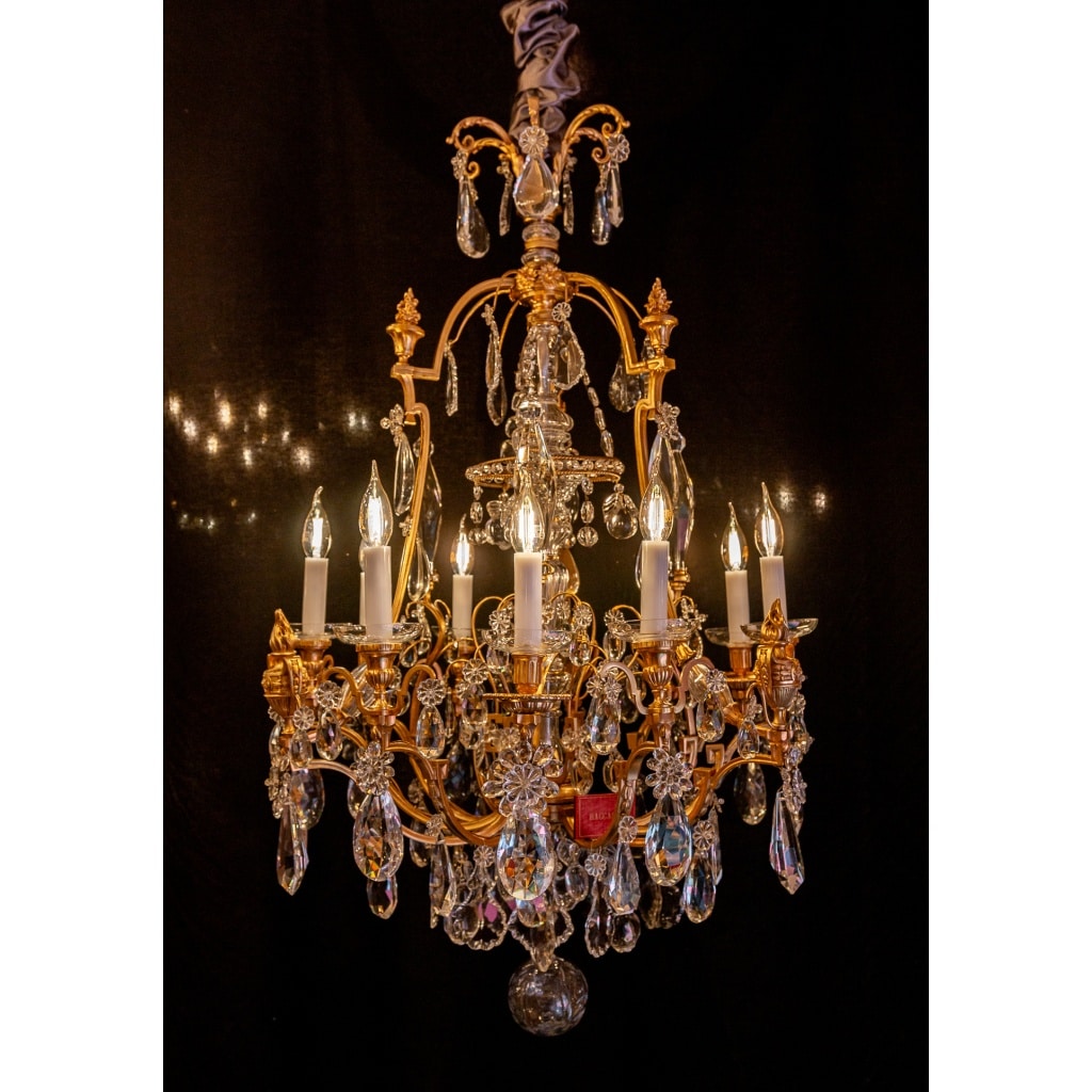 Signé par les Cristalleries de Baccarat, lustre de style Louis XVI aux pots à feu en bronze doré et cristal taillé vers 1890 | Biron 