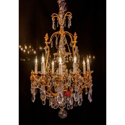 Signé par les Cristalleries de Baccarat, lustre de style Louis XVI aux pots à feu en bronze doré et cristal taillé vers 1890