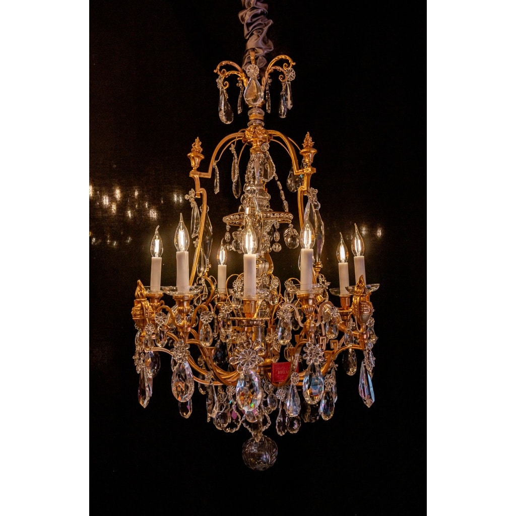 Signé par les Cristalleries de Baccarat, lustre de style Louis XVI aux pots à feu en bronze doré et cristal taillé vers 1890 | Biron 