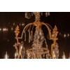 Signé par les Cristalleries de Baccarat, lustre de style Louis XVI aux pots à feu en bronze doré et cristal taillé vers 1890 | Biron 
