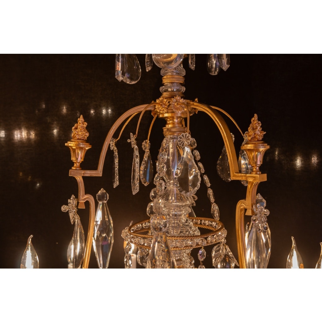 Signé par les Cristalleries de Baccarat, lustre de style Louis XVI aux pots à feu en bronze doré et cristal taillé vers 1890 | Biron 