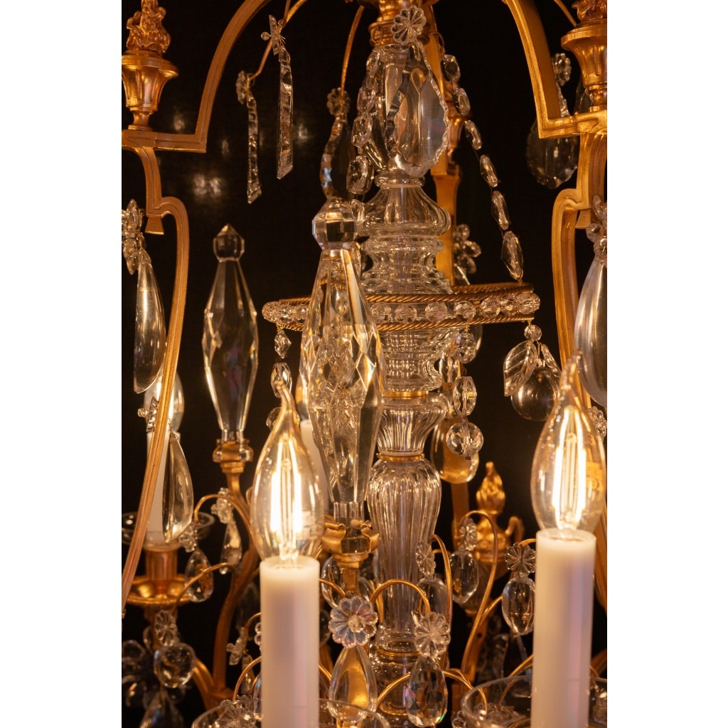 Signé par les Cristalleries de Baccarat, lustre de style Louis XVI aux pots à feu en bronze doré et cristal taillé vers 1890 | Biron 
