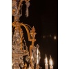 Signé par les Cristalleries de Baccarat, lustre de style Louis XVI aux pots à feu en bronze doré et cristal taillé vers 1890 | Biron 