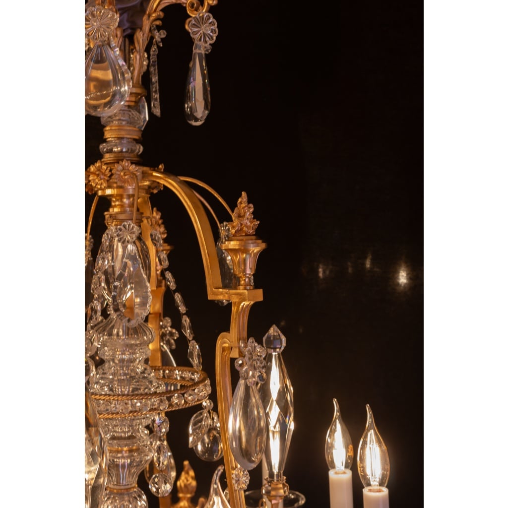 Signé par les Cristalleries de Baccarat, lustre de style Louis XVI aux pots à feu en bronze doré et cristal taillé vers 1890 | Biron 