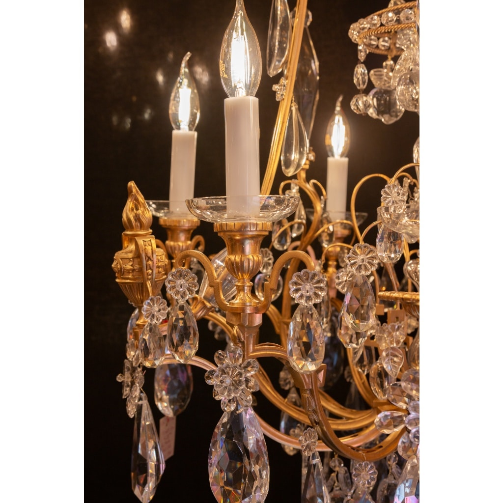 Signé par les Cristalleries de Baccarat, lustre de style Louis XVI aux pots à feu en bronze doré et cristal taillé vers 1890 | Biron 