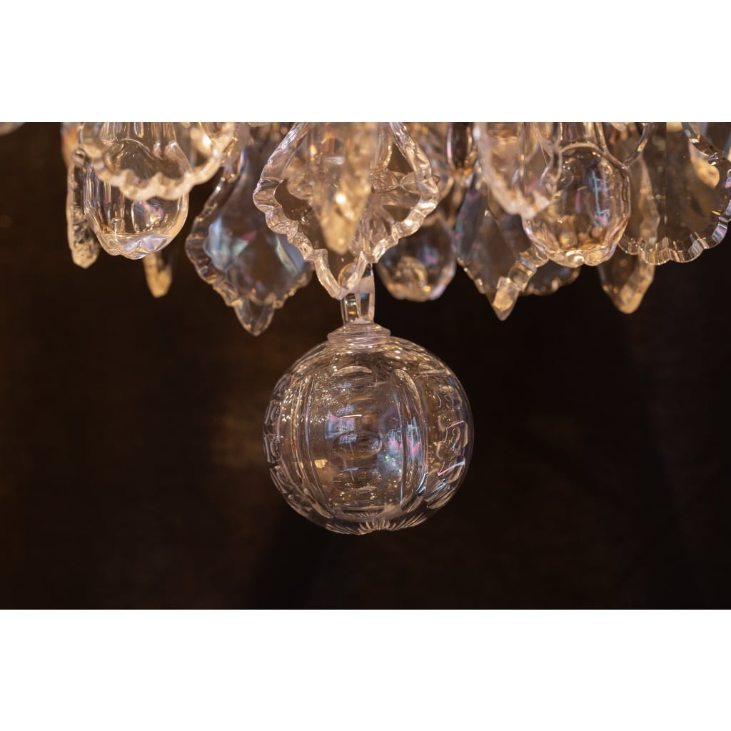Signé par les Cristalleries de Baccarat, lustre de style Louis XVI aux pots à feu en bronze doré et cristal taillé vers 1890 | Biron 