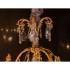 Signé par les Cristalleries de Baccarat, lustre de style Louis XVI aux pots à feu en bronze doré et cristal taillé vers 1890 | Biron 