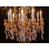 Signé par les Cristalleries de Baccarat, lustre de style Louis XVI aux pots à feu en bronze doré et cristal taillé vers 1890 | Biron 