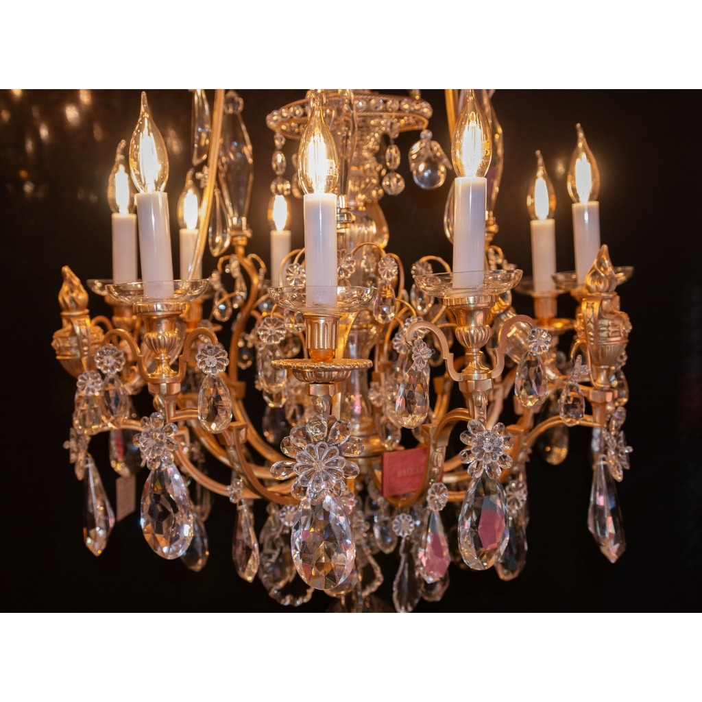Signé par les Cristalleries de Baccarat, lustre de style Louis XVI aux pots à feu en bronze doré et cristal taillé vers 1890 | Biron 