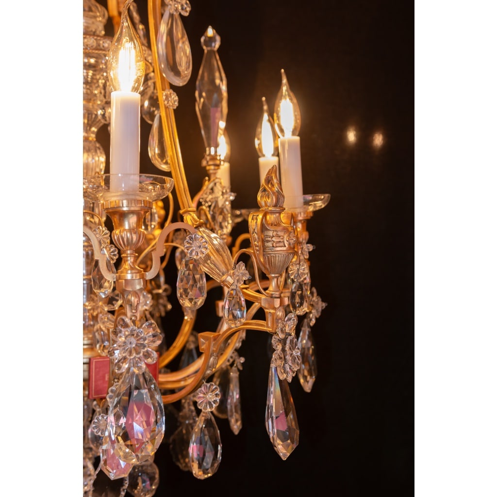 Signé par les Cristalleries de Baccarat, lustre de style Louis XVI aux pots à feu en bronze doré et cristal taillé vers 1890 | Biron 