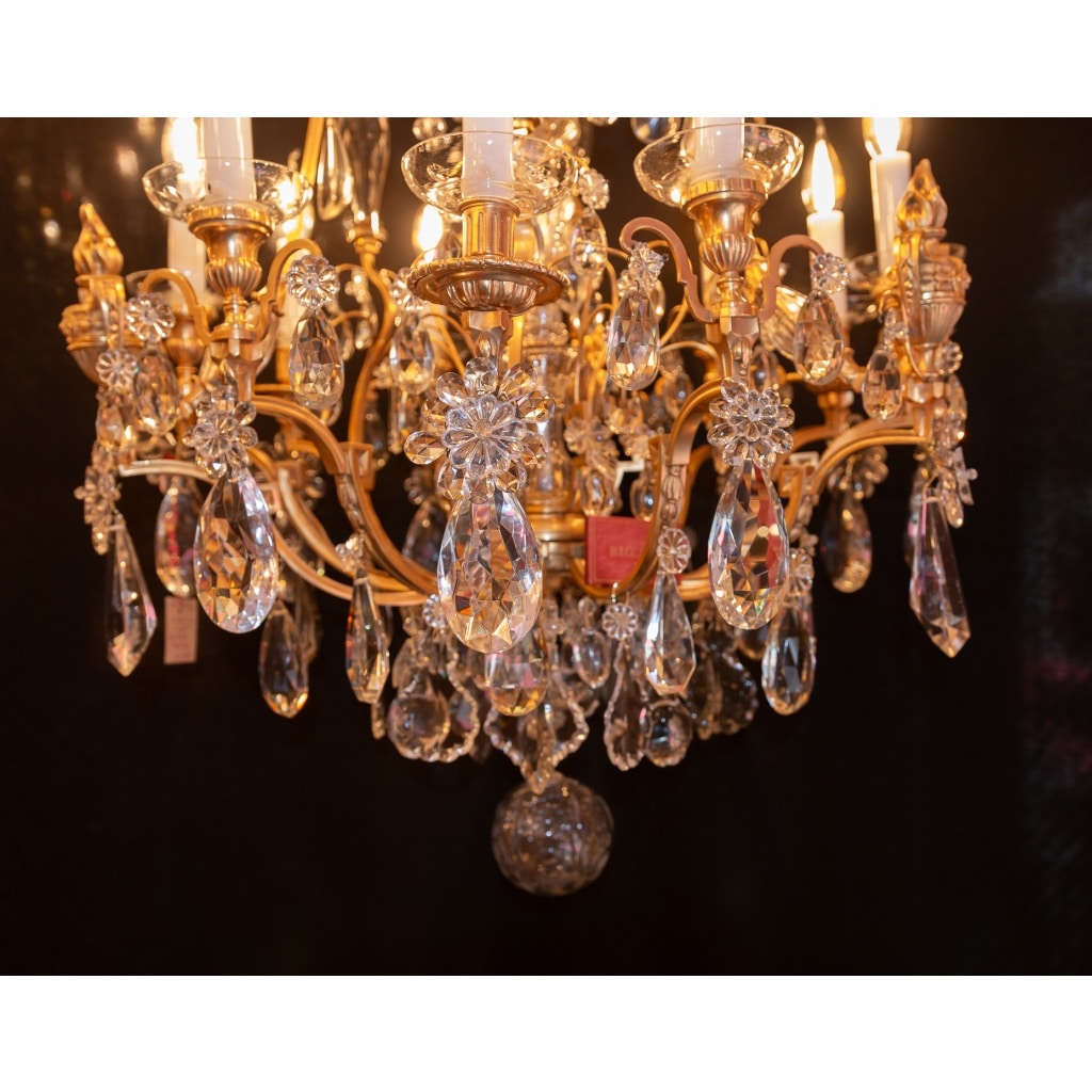 Signé par les Cristalleries de Baccarat, lustre de style Louis XVI aux pots à feu en bronze doré et cristal taillé vers 1890 | Biron 