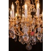 Signé par les Cristalleries de Baccarat, lustre de style Louis XVI aux pots à feu en bronze doré et cristal taillé vers 1890 | Biron 