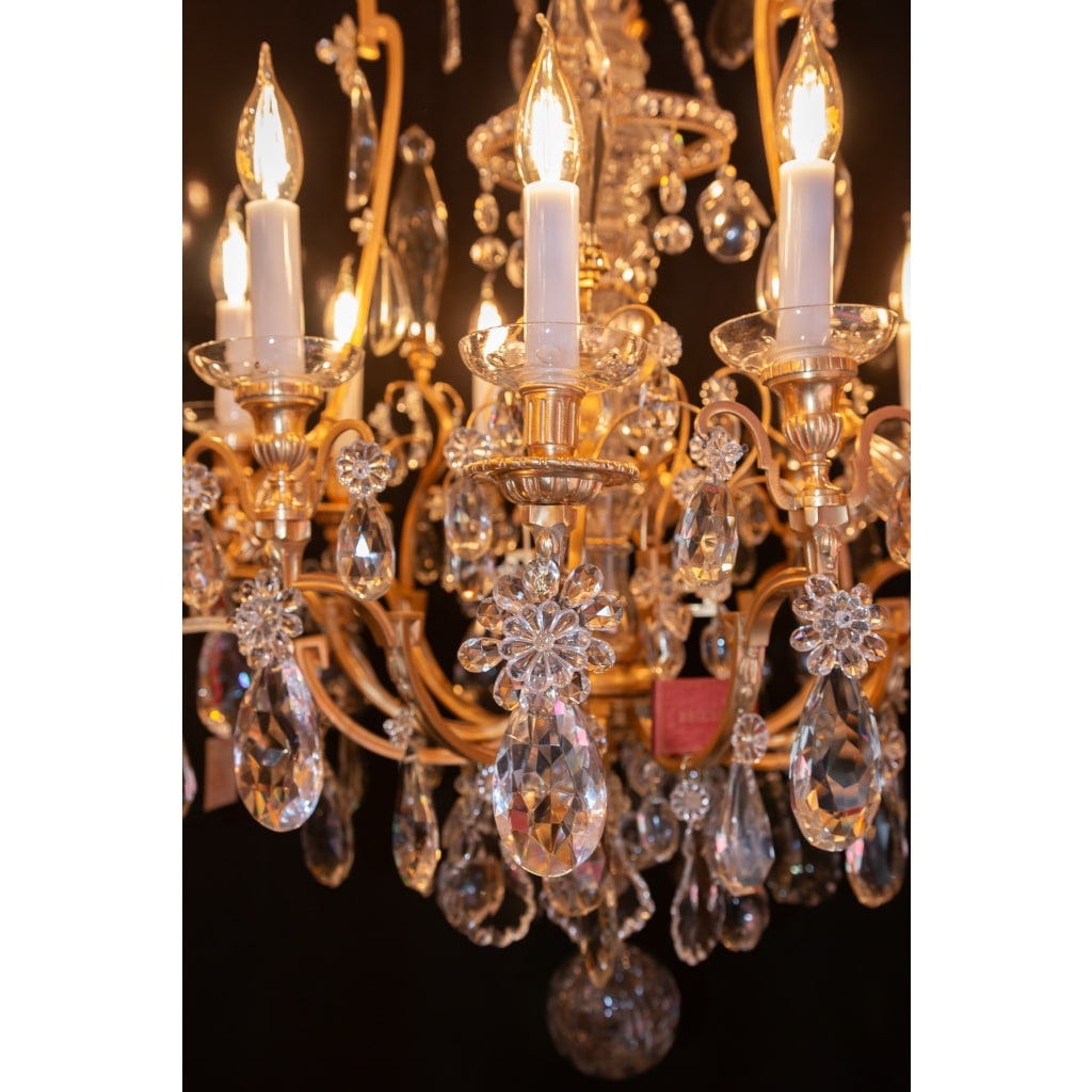 Signé par les Cristalleries de Baccarat, lustre de style Louis XVI aux pots à feu en bronze doré et cristal taillé vers 1890 | Biron 
