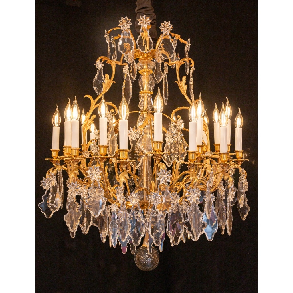Signé par les Cristalleries de Baccarat, lustre d’époque Napoléon III en bronze doré et décor de cristal taillé vers 1850 -1870 | Biron 