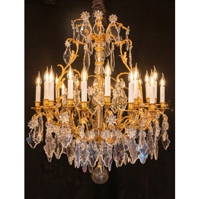 Signé par les Cristalleries de Baccarat, lustre d’époque Napoléon III en bronze doré et décor de cristal taillé vers 1850 -1870