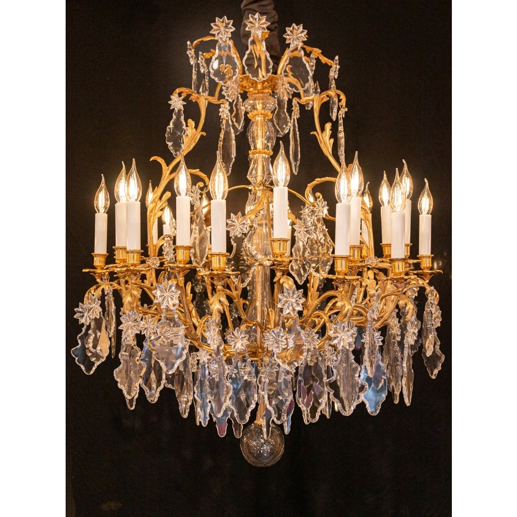 Signé par les Cristalleries de Baccarat, lustre d’époque Napoléon III en bronze doré et décor de cristal taillé vers 1850 -1870 | Biron 