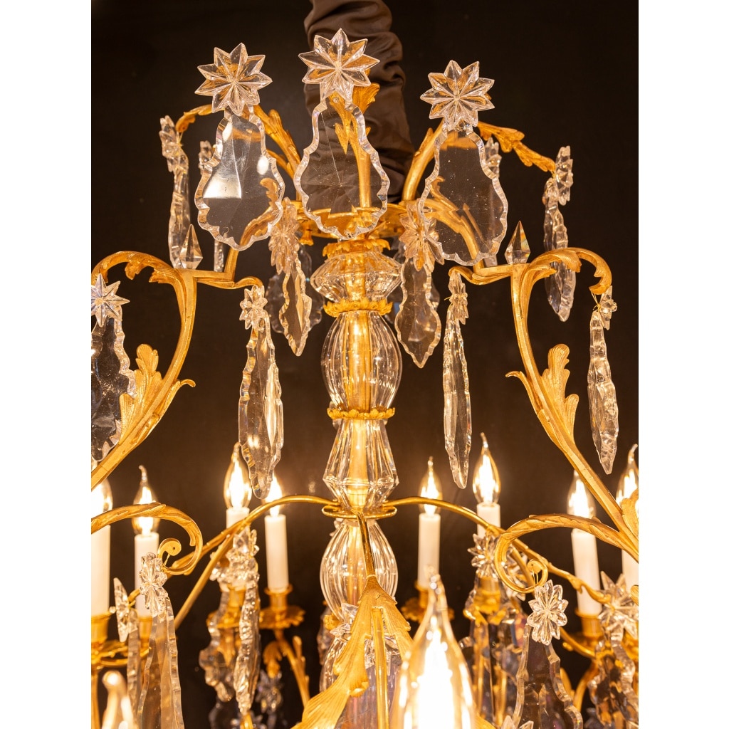 Signé par les Cristalleries de Baccarat, lustre d’époque Napoléon III en bronze doré et décor de cristal taillé vers 1850 -1870 | Biron 