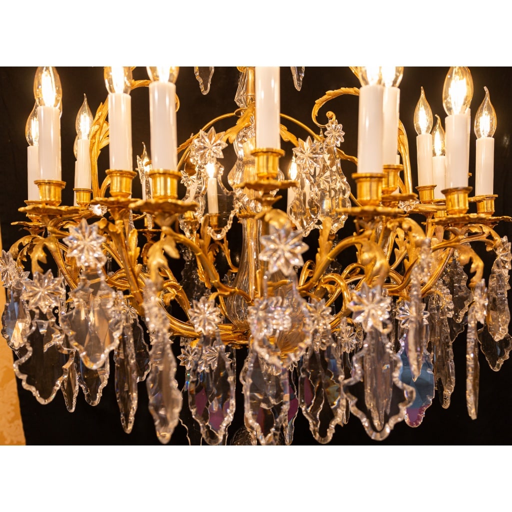 Signé par les Cristalleries de Baccarat, lustre d’époque Napoléon III en bronze doré et décor de cristal taillé vers 1850 -1870 | Biron 