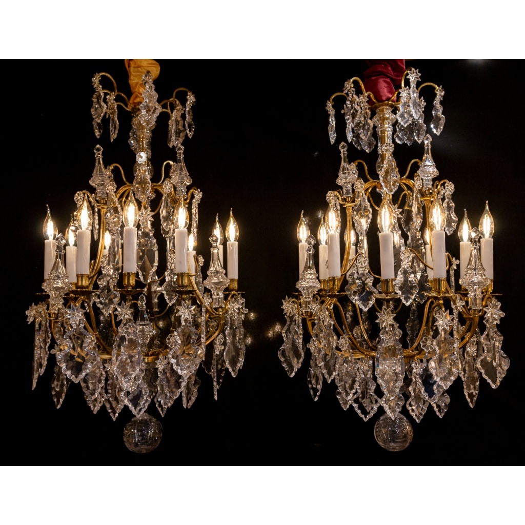Signé par les Cristalleries de Baccarat paire de lustres de style Louis XV en bronze doré et cristal taillé vers 1880-1890 | Biron 