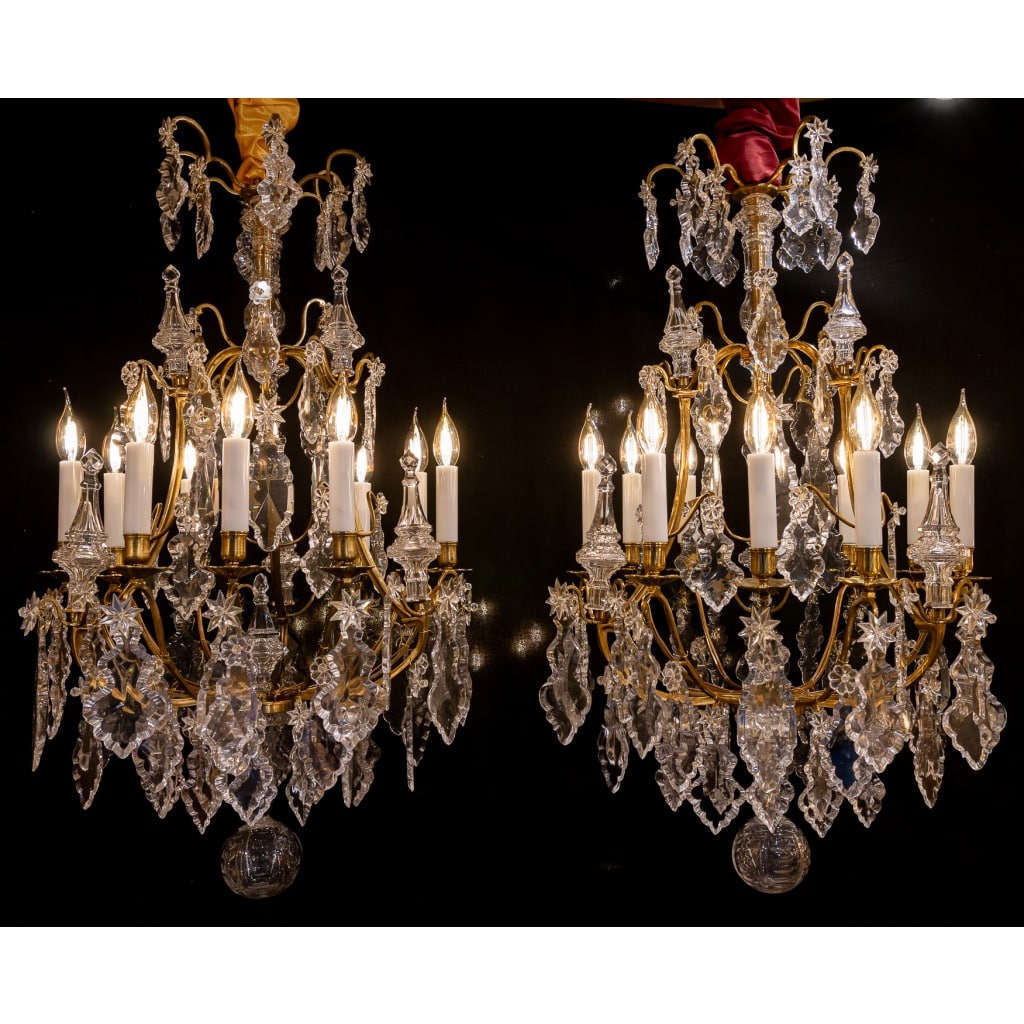 Signé par les Cristalleries de Baccarat paire de lustres de style Louis XV en bronze doré et cristal taillé vers 1880-1890 | Biron 