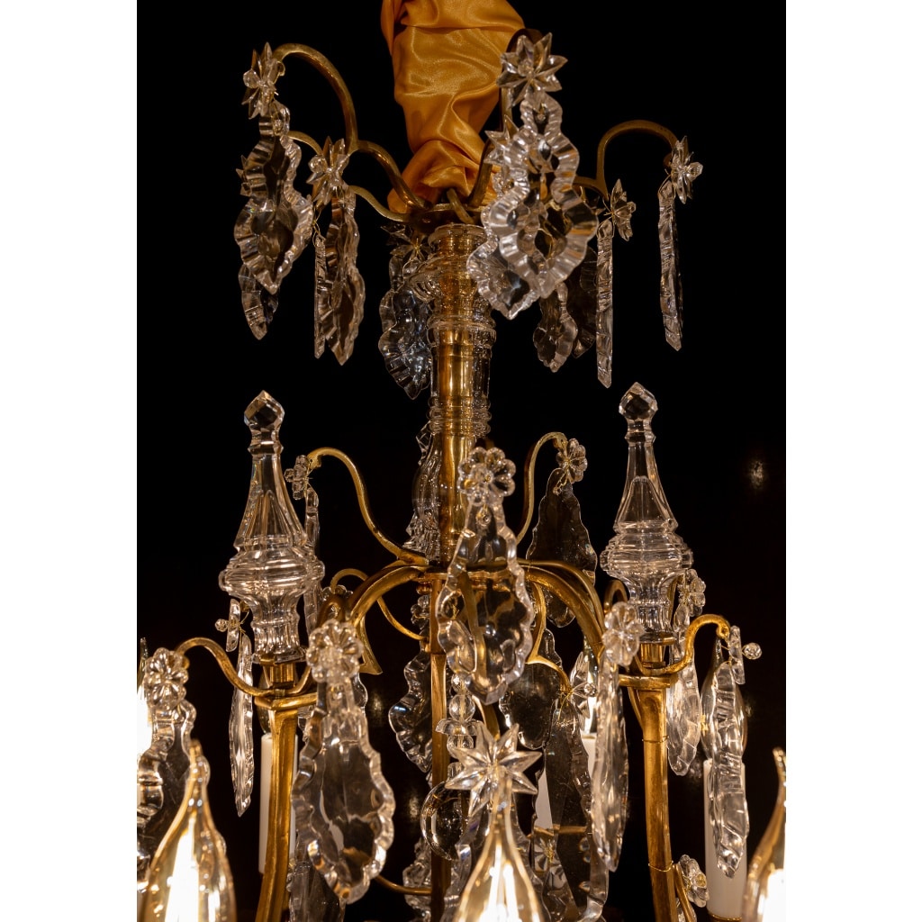 Signé par les Cristalleries de Baccarat paire de lustres de style Louis XV en bronze doré et cristal taillé vers 1880-1890 | Biron 