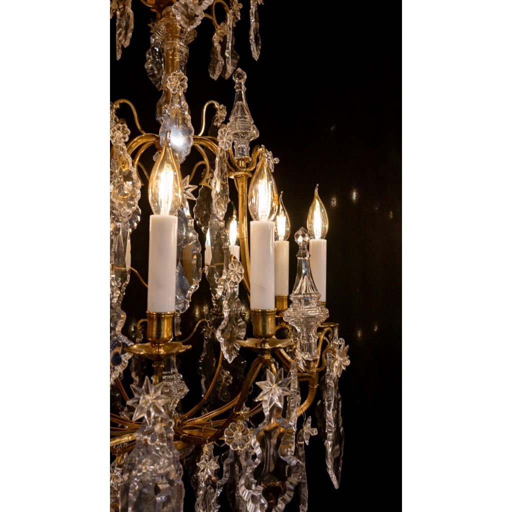 Signé par les Cristalleries de Baccarat paire de lustres de style Louis XV en bronze doré et cristal taillé vers 1880-1890 | Biron 