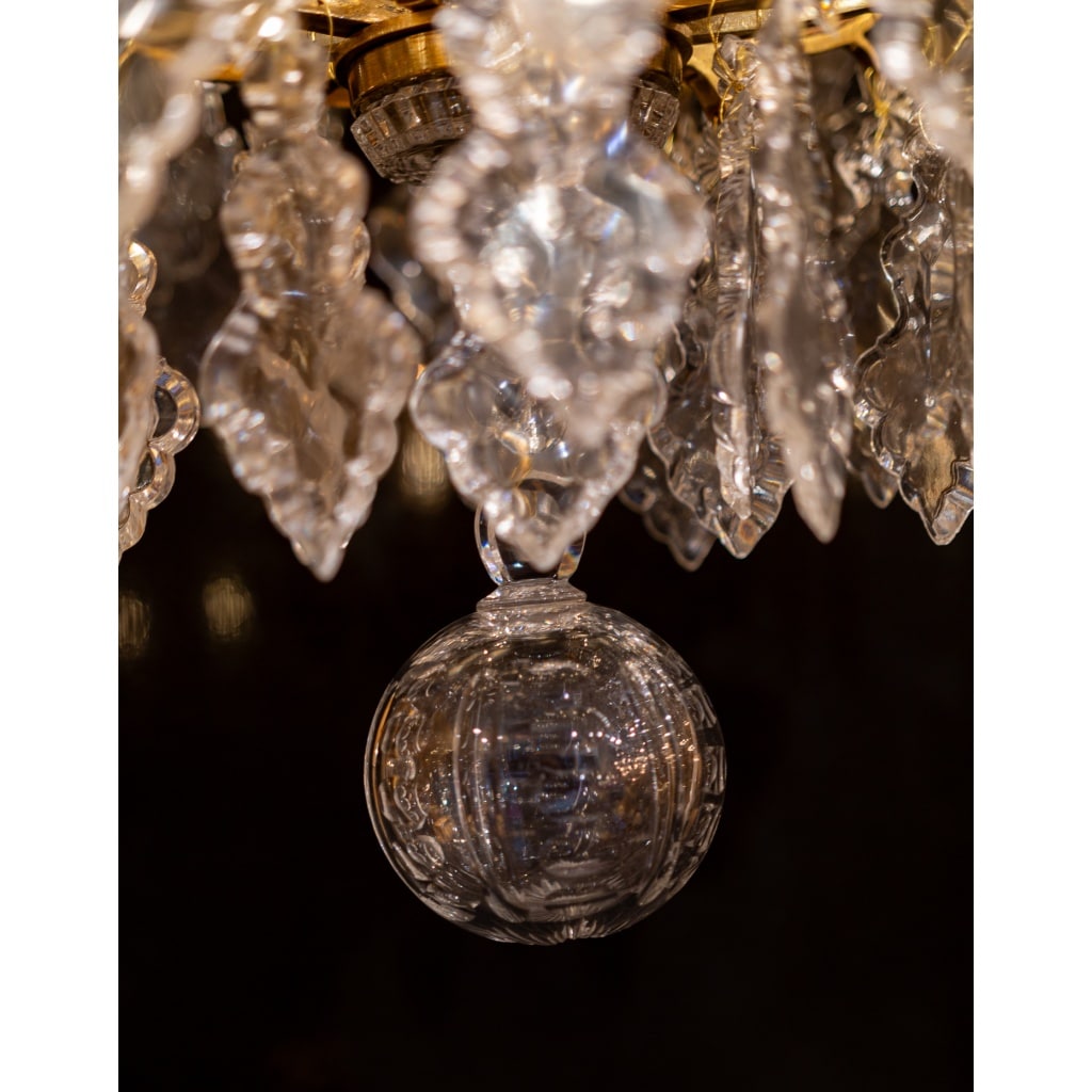 Signé par les Cristalleries de Baccarat paire de lustres de style Louis XV en bronze doré et cristal taillé vers 1880-1890 | Biron 