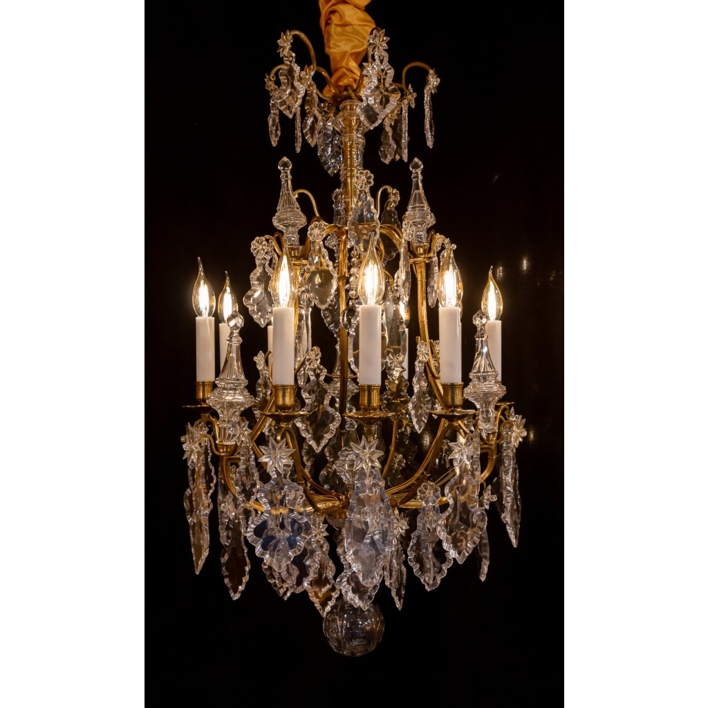 Signé par les Cristalleries de Baccarat paire de lustres de style Louis XV en bronze doré et cristal taillé vers 1880-1890 | Biron 