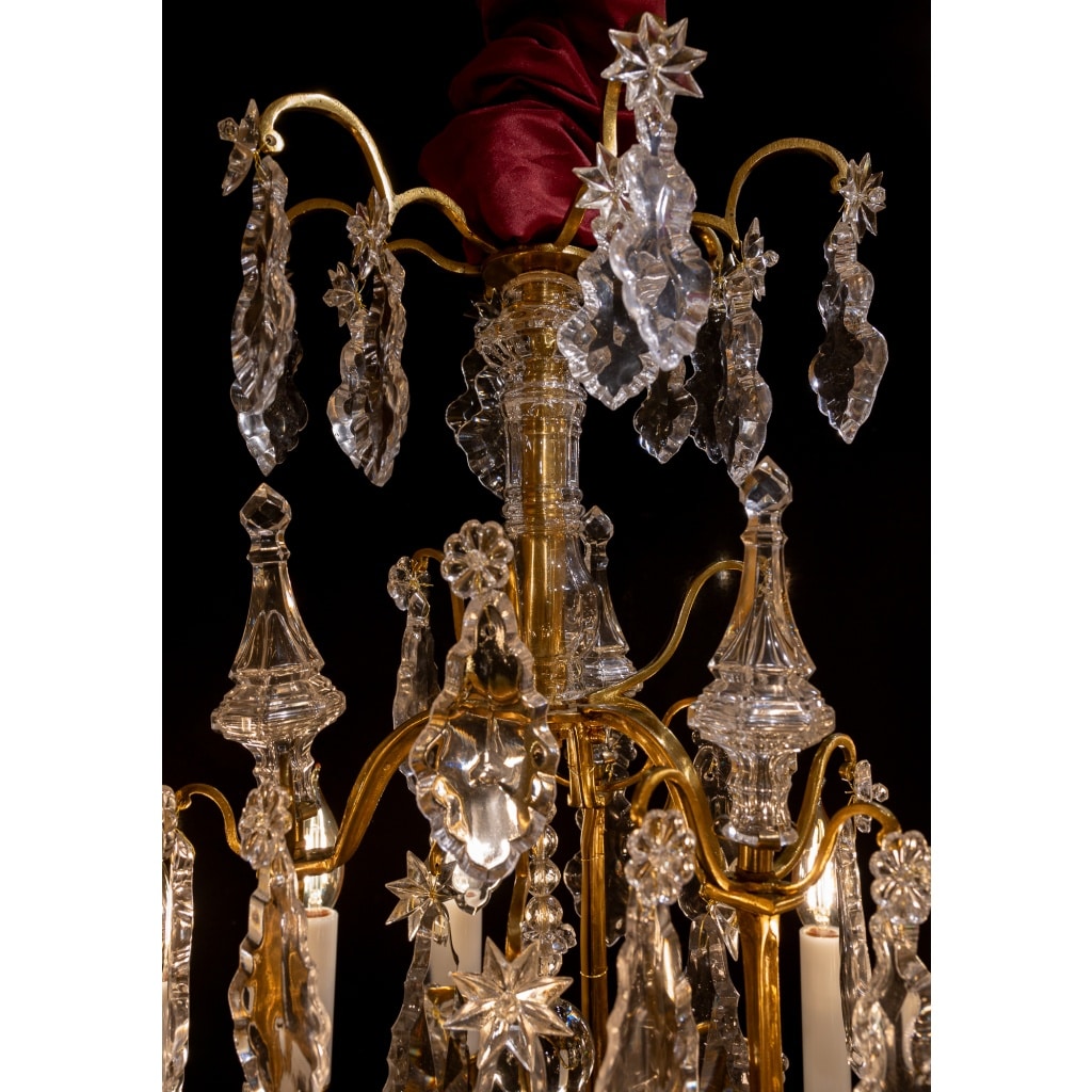 Signé par les Cristalleries de Baccarat paire de lustres de style Louis XV en bronze doré et cristal taillé vers 1880-1890 | Biron 