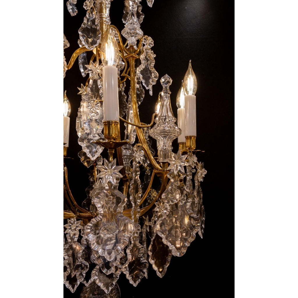 Signé par les Cristalleries de Baccarat paire de lustres de style Louis XV en bronze doré et cristal taillé vers 1880-1890 | Biron 