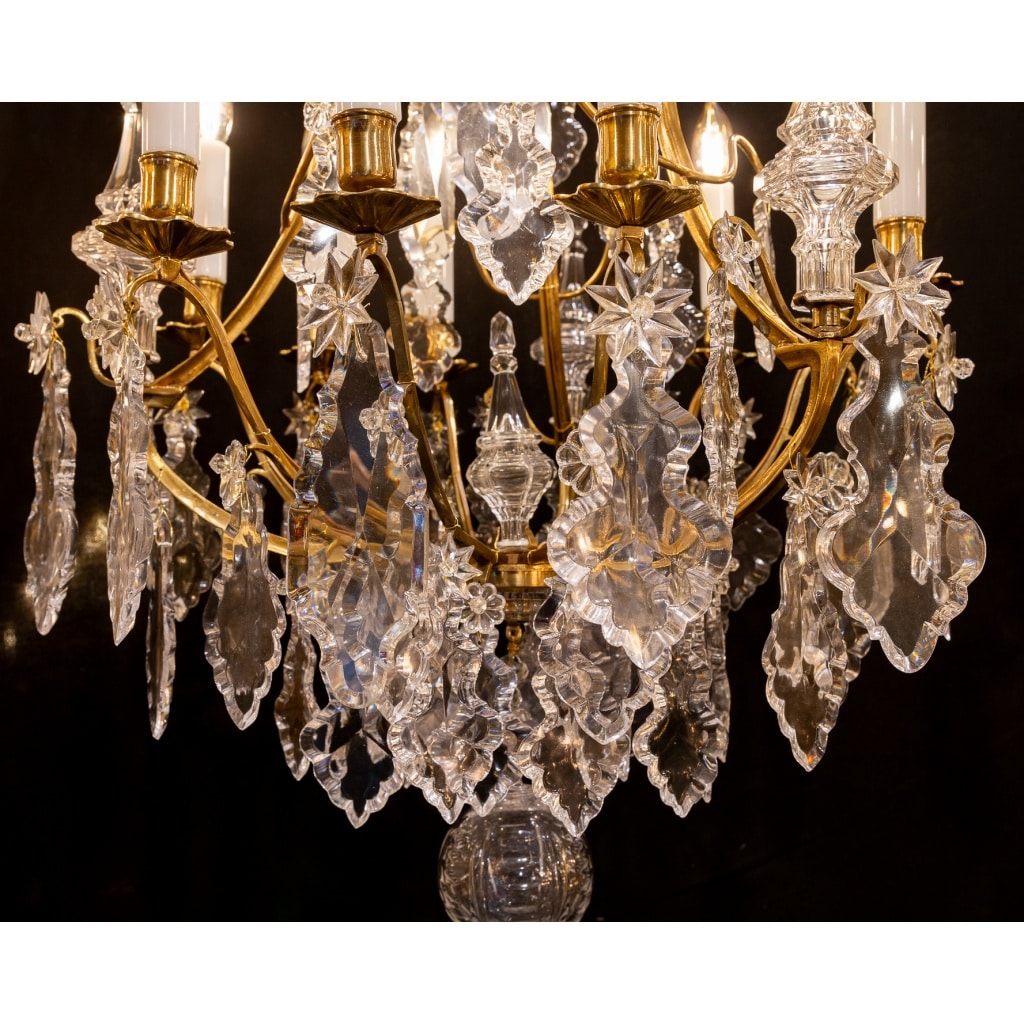 Signé par les Cristalleries de Baccarat paire de lustres de style Louis XV en bronze doré et cristal taillé vers 1880-1890 | Biron 
