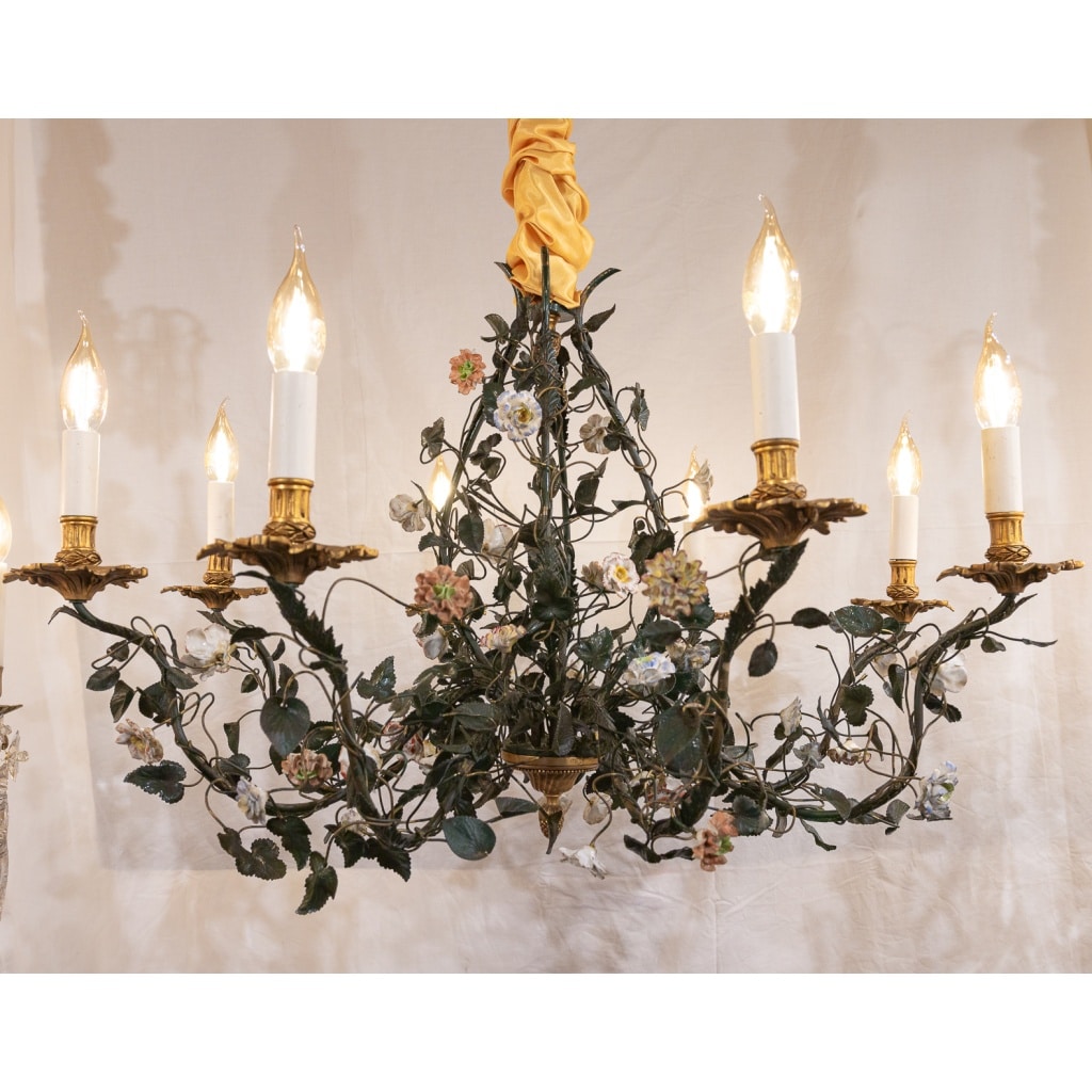Lustre en bronze et tôle laquée vert à décor de branchages et porcelaine de Meissen fin du XVIIIème siècle | Biron 
