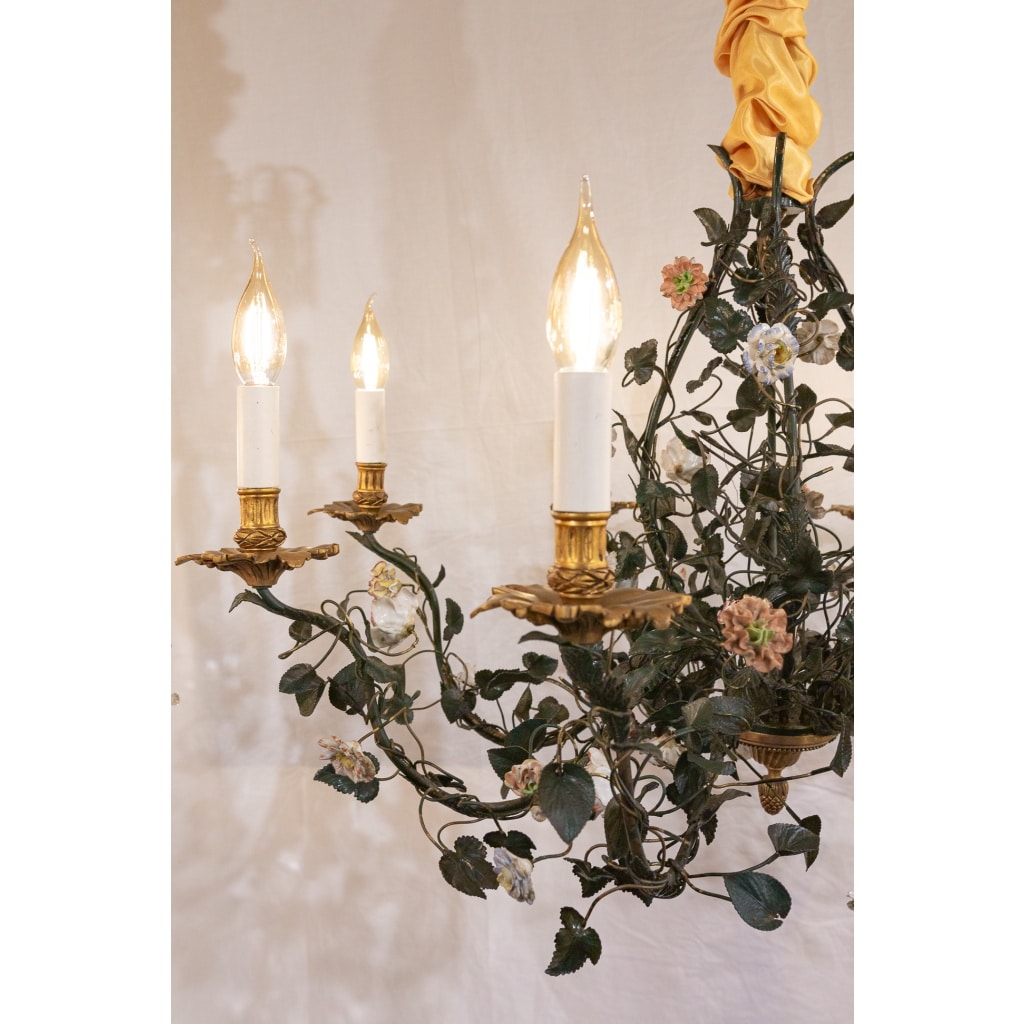 Lustre en bronze et tôle laquée vert à décor de branchages et porcelaine de Meissen fin du XVIIIème siècle | Biron 