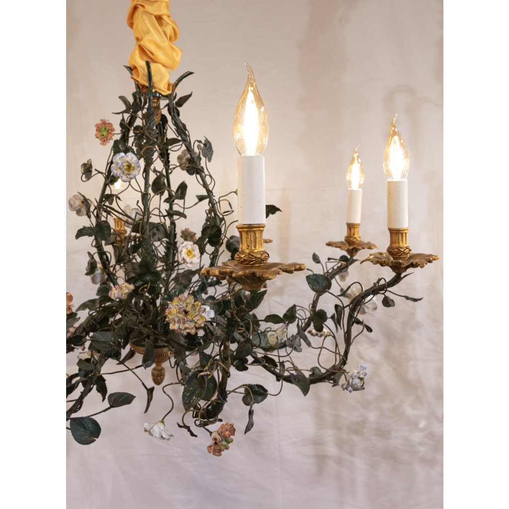 Lustre en bronze et tôle laquée vert à décor de branchages et porcelaine de Meissen fin du XVIIIème siècle | Biron 