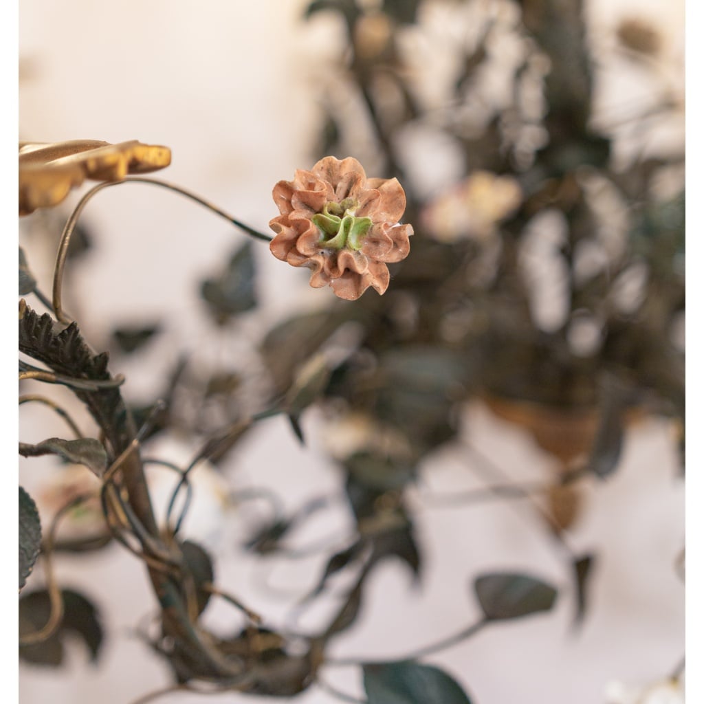 Lustre en bronze et tôle laquée vert à décor de branchages et porcelaine de Meissen fin du XVIIIème siècle | Biron 