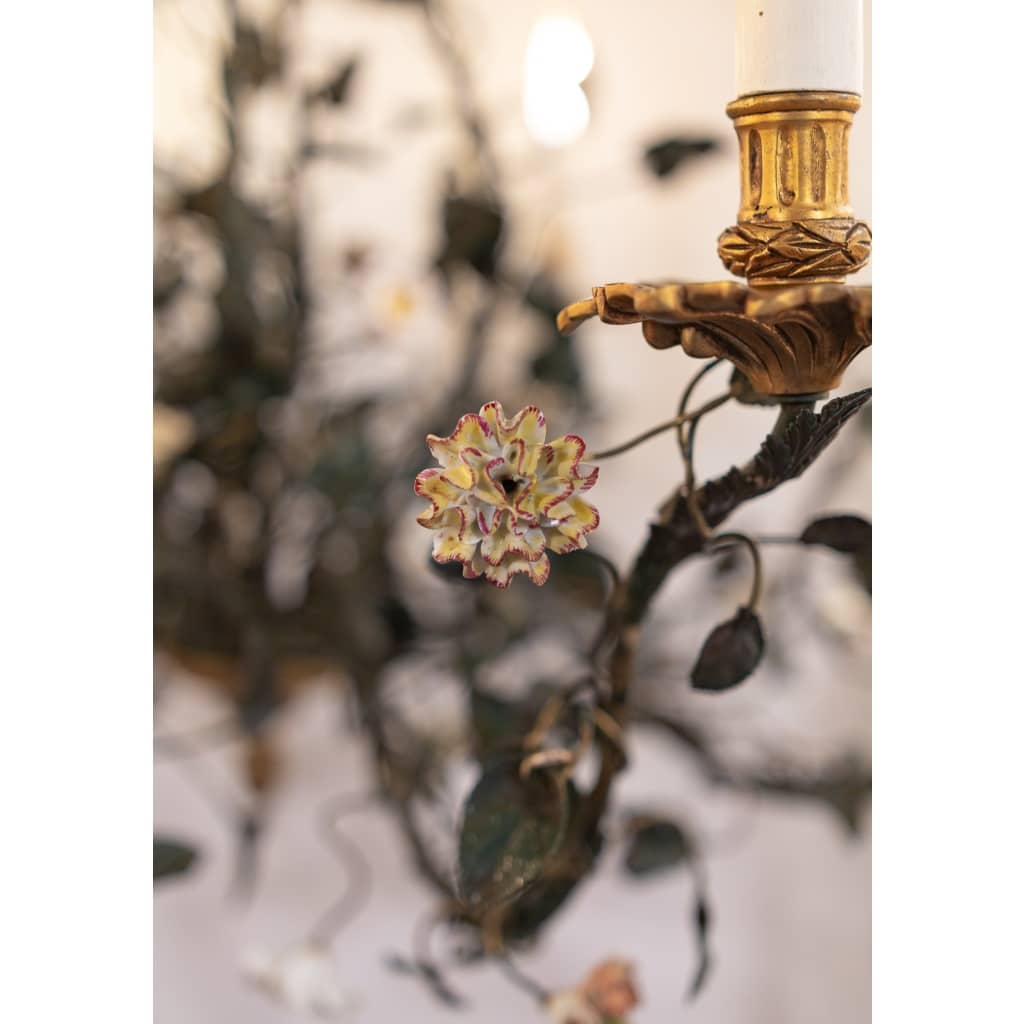 Lustre en bronze et tôle laquée vert à décor de branchages et porcelaine de Meissen fin du XVIIIème siècle | Biron 