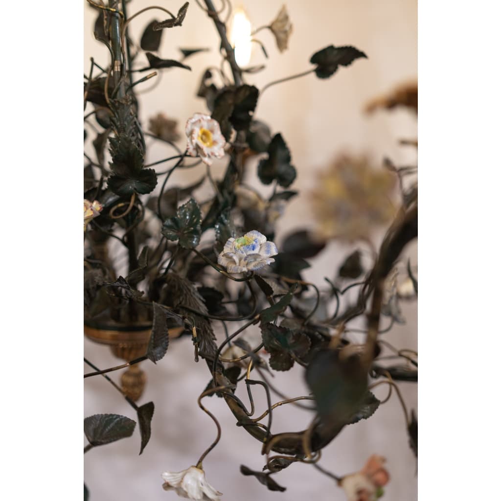 Lustre en bronze et tôle laquée vert à décor de branchages et porcelaine de Meissen fin du XVIIIème siècle | Biron 