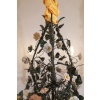 Lustre en bronze et tôle laquée vert à décor de branchages et porcelaine de Meissen fin du XVIIIème siècle | Biron 