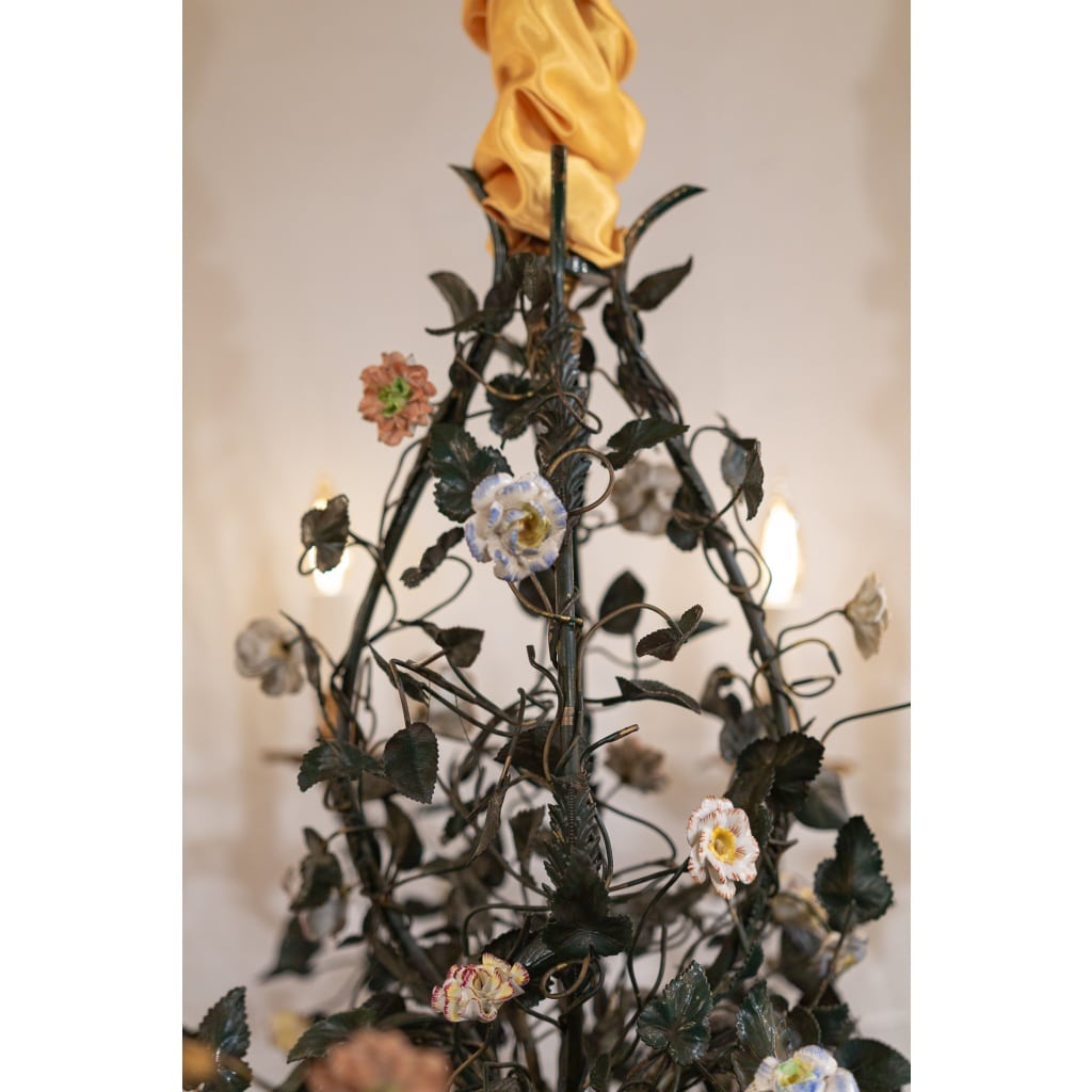 Lustre en bronze et tôle laquée vert à décor de branchages et porcelaine de Meissen fin du XVIIIème siècle | Biron 