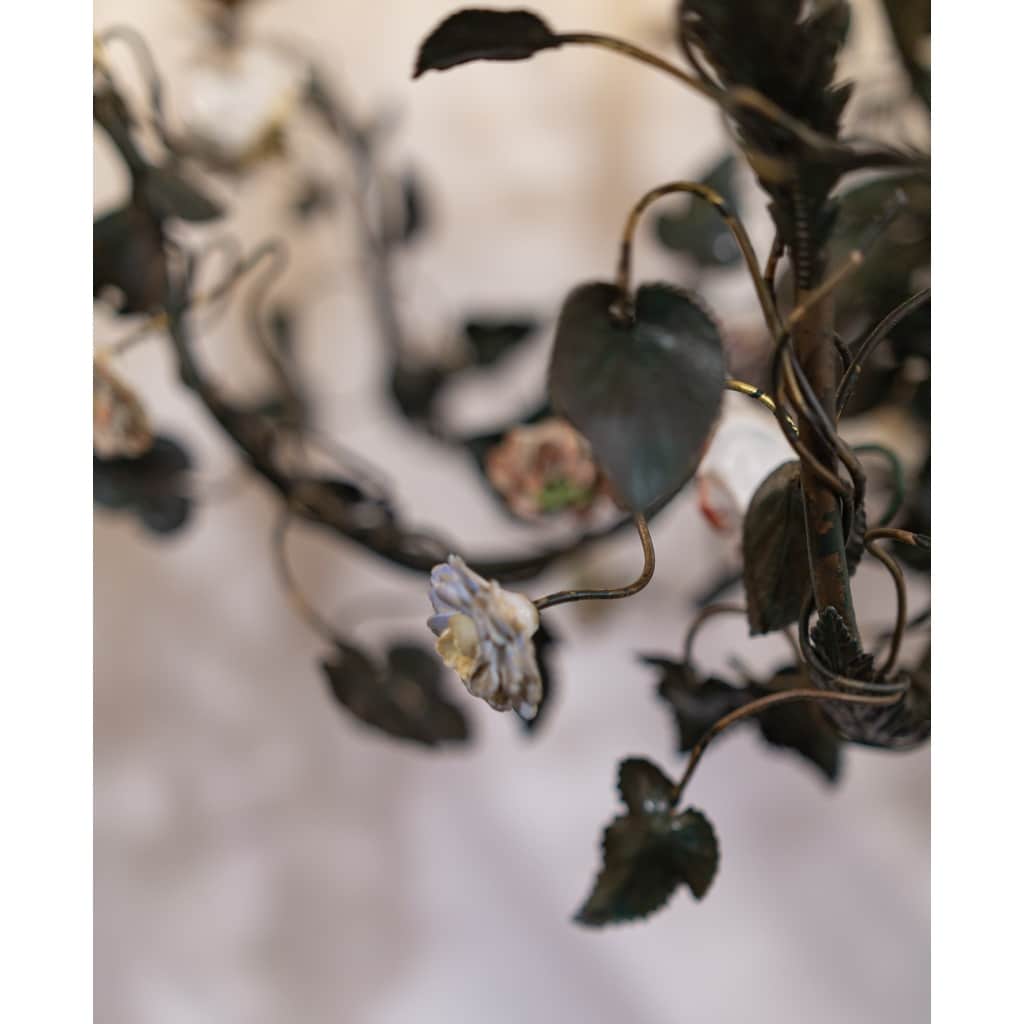 Lustre en bronze et tôle laquée vert à décor de branchages et porcelaine de Meissen fin du XVIIIème siècle | Biron 