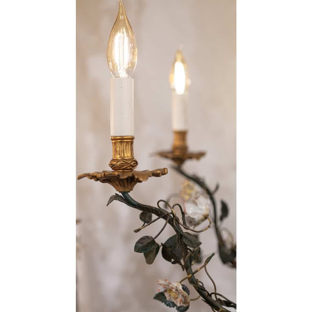 Lustre en bronze et tôle laquée vert à décor de branchages et porcelaine de Meissen fin du XVIIIème siècle | Biron 