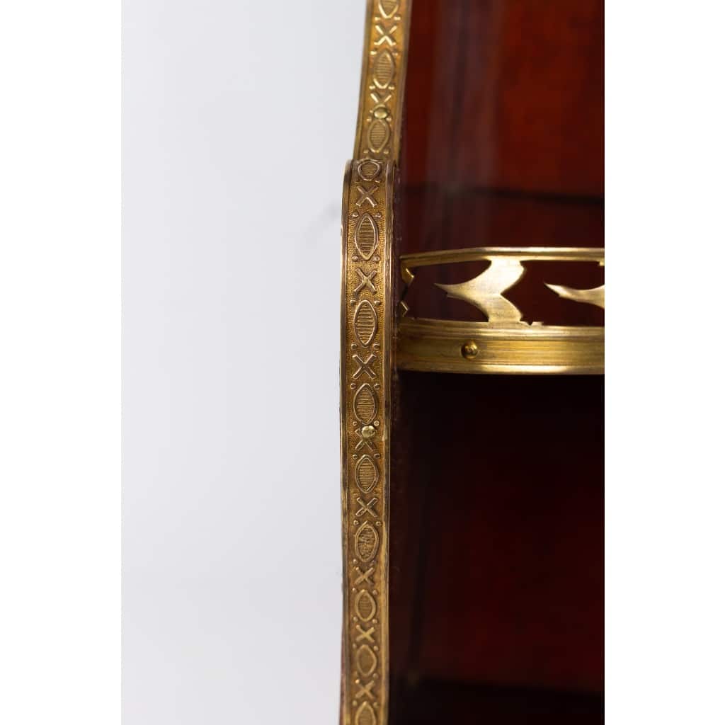 Encoignure en acajou de style Louis XVI à décor de bronze et laiton doré vers 1890-1900 | Biron 