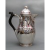 LELIÈVRE (Eugène-Alfred) – Cafetière en argent Massif TIFFANY circa 1880 ART NOUVEAU | Biron LELIÈVRE (Eugène-Alfred) – Cafetière en argent Massif TIFFANY circa 1880 ART NOUVEAU Grande Cafetière en argent massif à fond plat, corps ovoïde, anse en ébène sculpté, fixé avec un décor de fleurs en ombelle. On retrouve ce même décor sous le bec verseur et sur la prise du couvercle à charnière. Dimensions : Hauteur : 26 cm – largeur 19 cm diamètre base 13 cm Matière : Argent 1er titre 950/°°° Poids : 1000 grammes Poinçon : MINERVE Epoque : ART NOUVEAU vers 1880 Orfèvre : E. LELIEVRE Provenance : Edward CHANDLER MOORE (1827/1891) Orfèvre directeur de l’atelier de TIFFANY. – Appartenance Collection H. descendance du Précédent. Nombreuses pièces de sa collection sont exposées au M.M.A. de NEW-YORK. LELIÈVRE (Eugène-Alfred), élève de MM. Mittenholf et Philippe May- Boulevard. Richard-Lenoir, Paris né en 1856, à Montmartre, à la fin de sa vie en 1945 il demeurait 16 rue du grand prieuré Paris 16 -ème. Son atelier était au 14 bis rue des Minimes, Paris. Lelievre a exposé à La Société des Artistes Décorateurs, La Société des Artistes Français et La Société Nationale des Beaux-Arts EXPOSITION DES ARTISTES DECORATEURS dans la revue Le Panthéon de l’industrie de 1906.