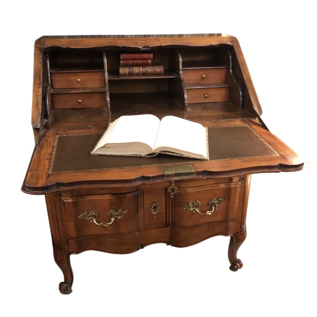 Bureau dit « Scriban » de style Louis XV en bois fruitier ouvrant par un abattant découvrant quatre tiroirs et trois niches. | Biron 