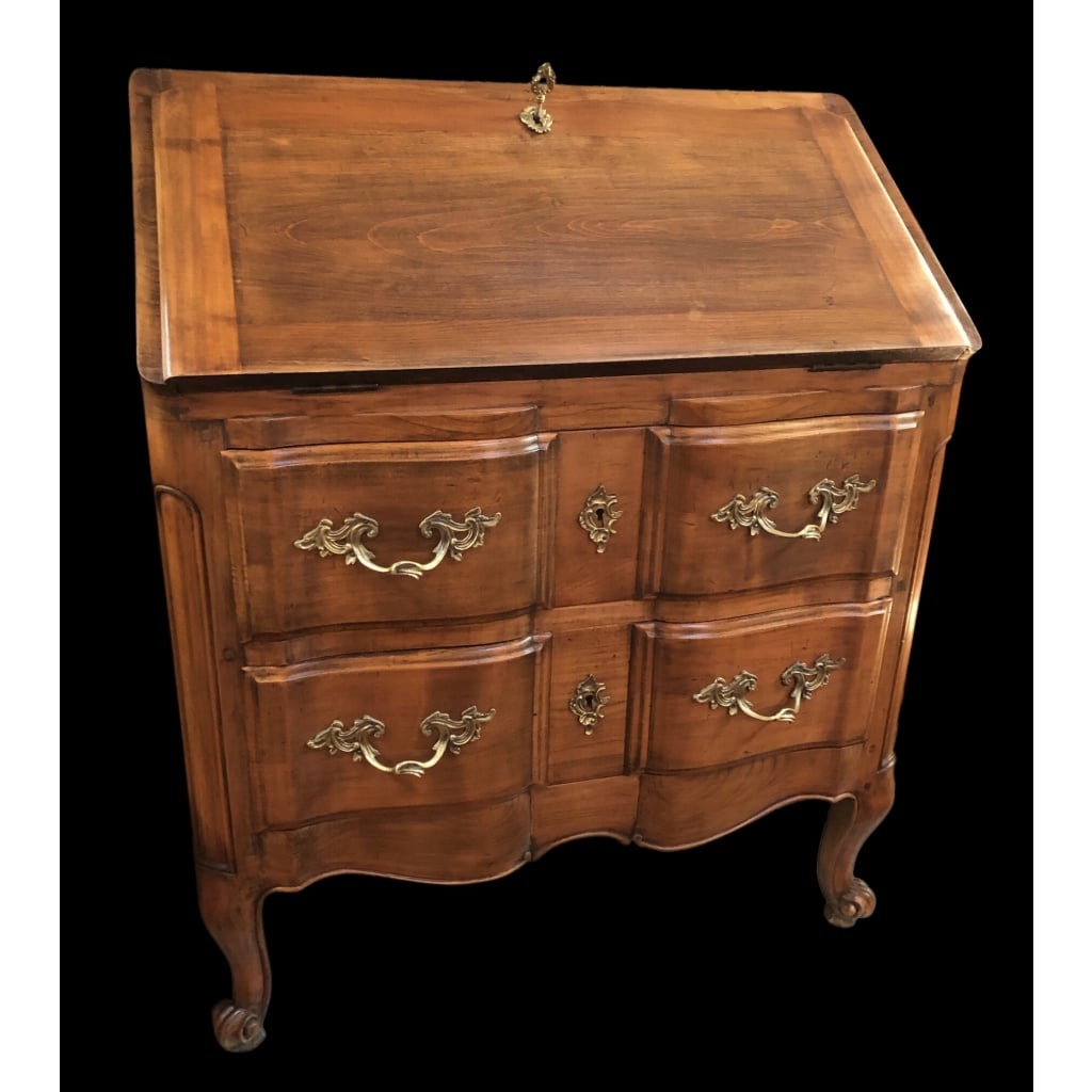 Bureau dit « Scriban » de style Louis XV en bois fruitier ouvrant par un abattant découvrant quatre tiroirs et trois niches. | Biron 